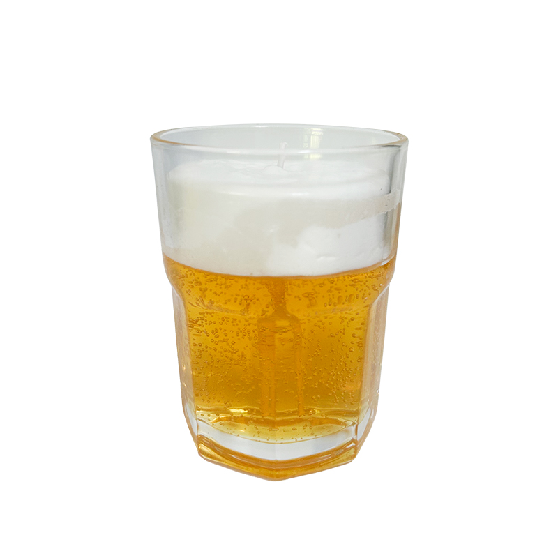 Velas burbujeantes de taza de cerveza