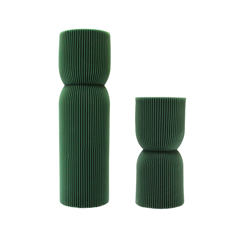 Vela de pilar simétrica de rayas verde oscuro