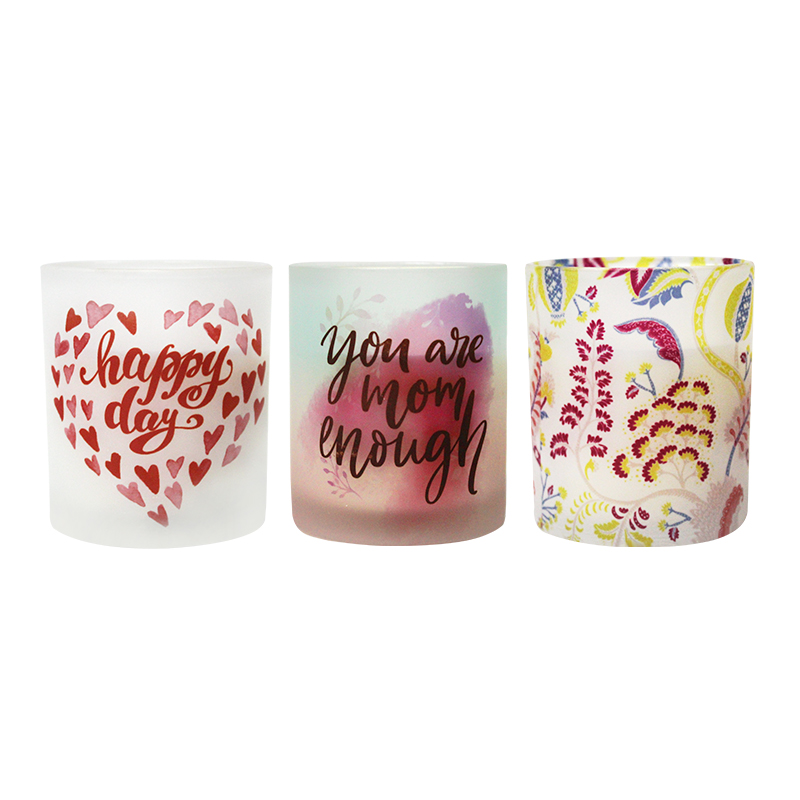 tazas de agua rojas